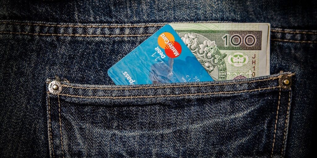 Hosentasche mit Geldschein und Bankkarte