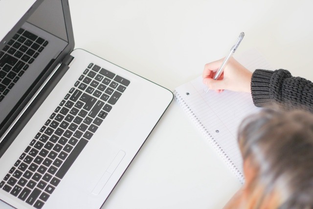 Laptop und Notizen Laptop mit Block für Notizen